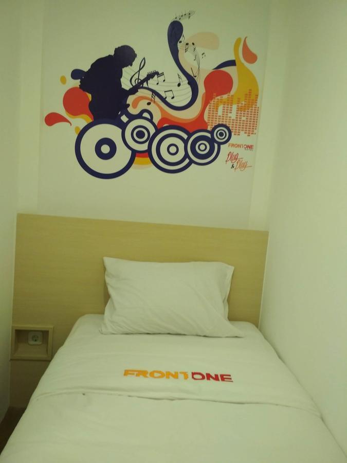 Djo Front One Inn Bengkulu Exterior foto