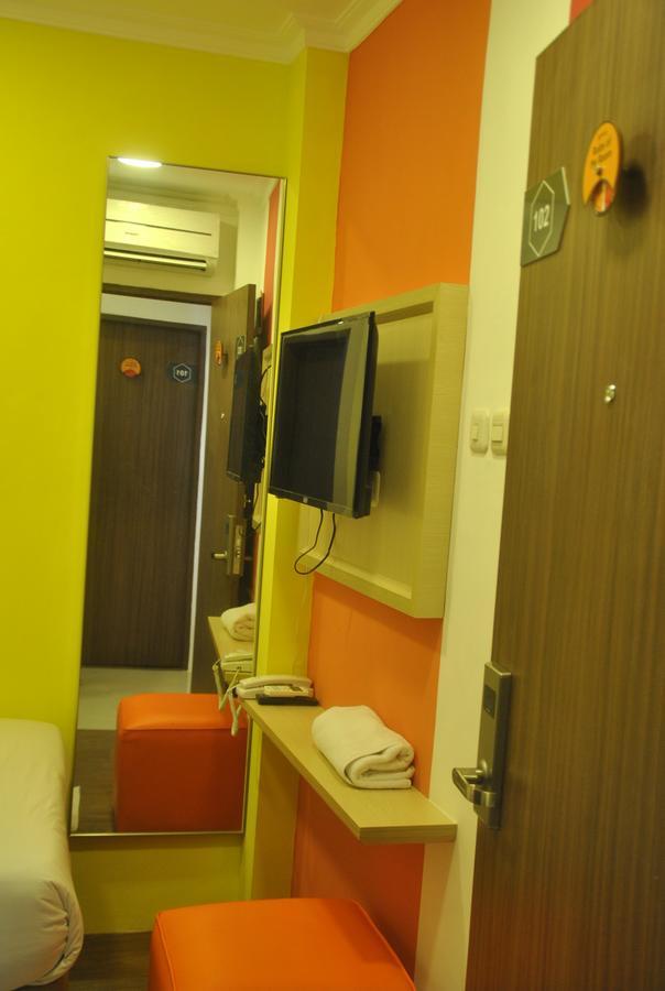 Djo Front One Inn Bengkulu Exterior foto